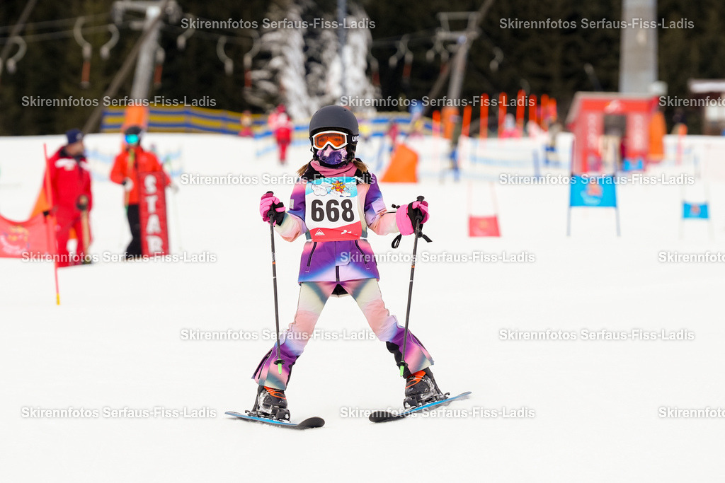 SRF_02.01.2026_0318 | Skirennfotos,Serfaus,Fiss,Ladis,Kinderskirennen,Winter,Tirol,Oberland,skirace,SFL,feelfree,weil wir's genießen,ski,Ski,skifahren,Sonnenplateau, - Realisiert mit Pictrs.com