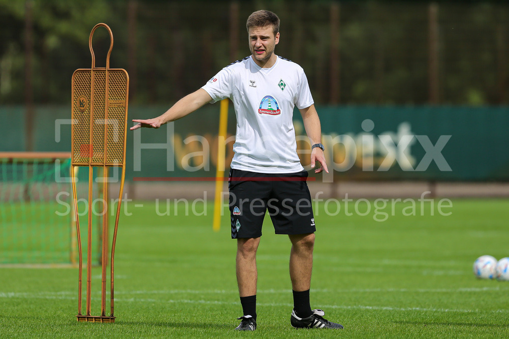 Fussball, Google Pixel Frauen-Bundesliga, Training SV Werder Bremen | v.li.: Lucas Horsch (Co-Trainer, SV Werder Bremen) gibt Anweisungen, gestikuliert, mit den Armen gestikulieren