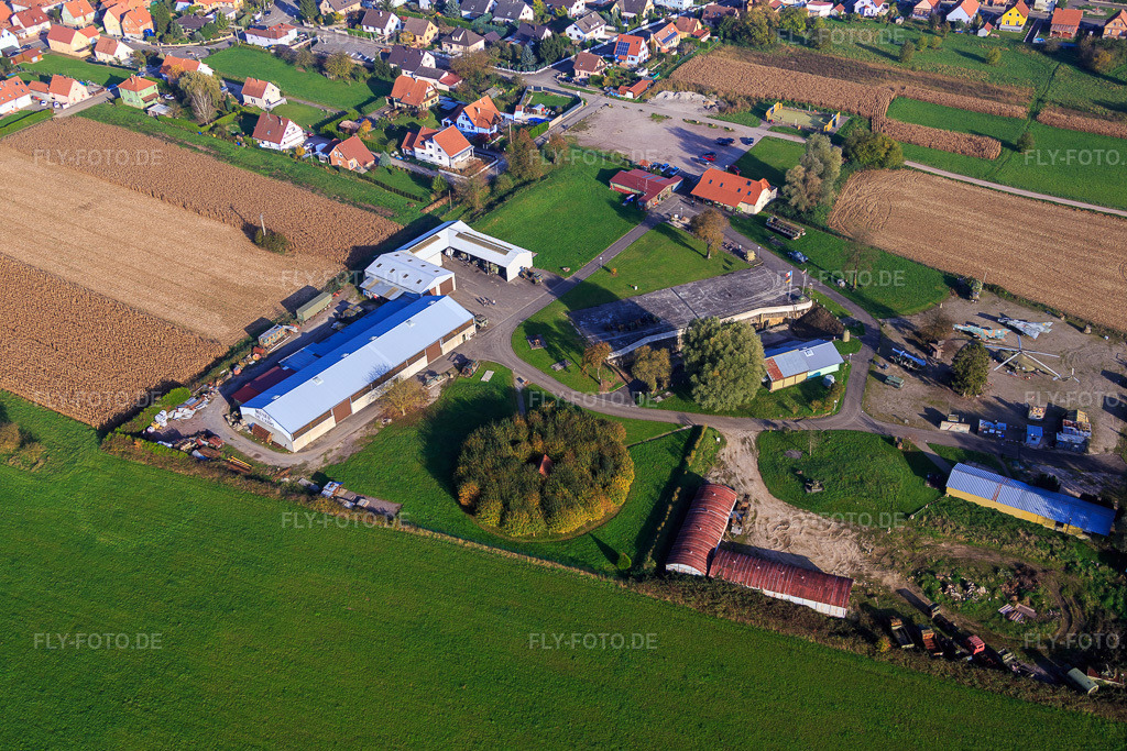Luftbild: Militärmuseum Abri de Hatten in Hatten im Bundesland Bas-Rhin in Frankreich. – Foto: IMG_075624.jpg vom 01.11.2014 durch Werner Riehm/FLY-FOTO.de – Auflösung des Originals: 5472 x 3648 px – Le musée de l'Abri