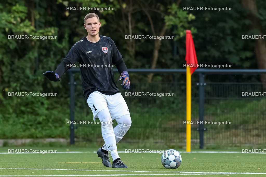 1_KFCWAT_20250723_0930.JPG -  - KFC Uerdingen - SG Wattenscheid 09 - Testspiel | Krefeld, Deutschland, 23.07.25: Torwart Jonas Holzum (KFC Uerdingen) in Aktion, am Ball, Einzelaktion waehrend des Testspiel Spiels zwischen KFC Uerdingen - SG Wattenscheid 09 in der Covestro Sportpark am 23. July 2025 in Krefeld, Deutschland. (Foto von Stefan Brauer/Brauer-Fotoagentur)
