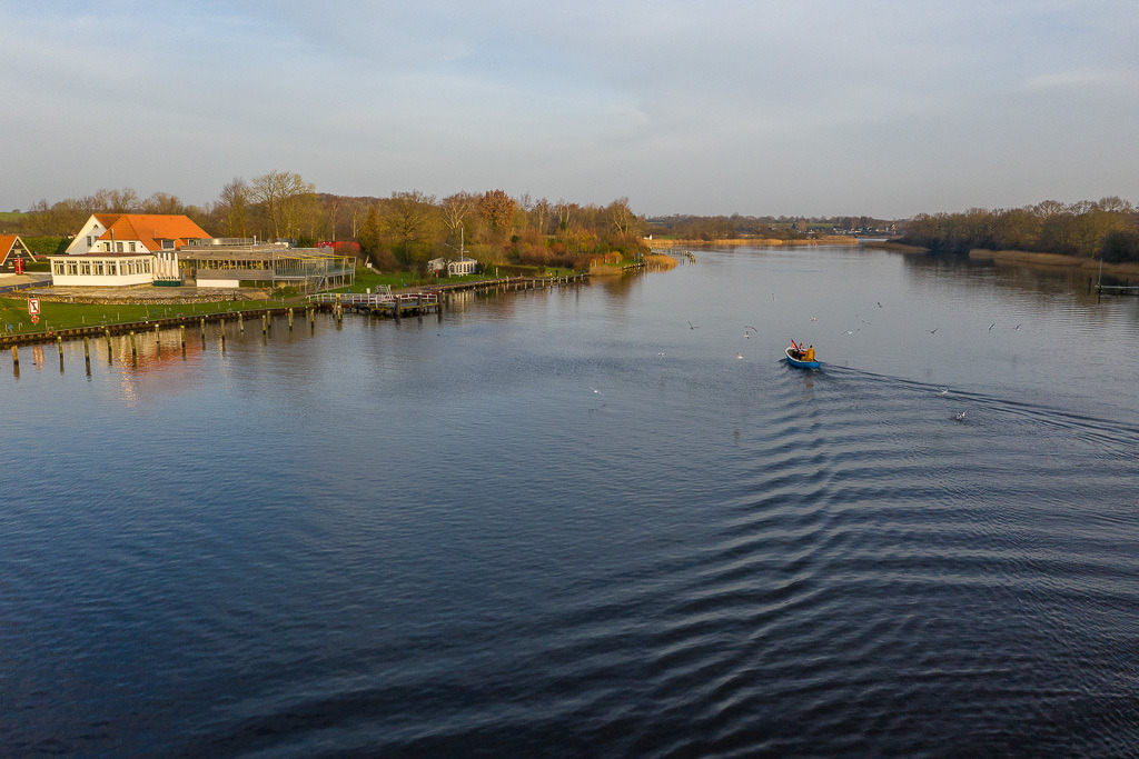 zeitenwende-farbe-03-17 | Matthias Nanz aus Schleswig ist einer der letzten Berufsfischer an der Schlei. Mit seinem Boot fährt Matthias Nanz vom Liegeplatz in Missunde zu den Fanggründen in der Schlei. - Realisiert mit Pictrs.com