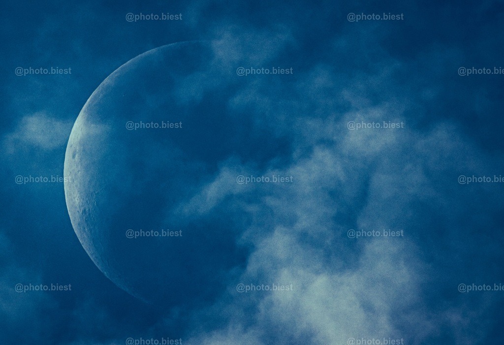 Kolossal | Der Mond mit feinen Wolken. - Realisiert mit Pictrs.com