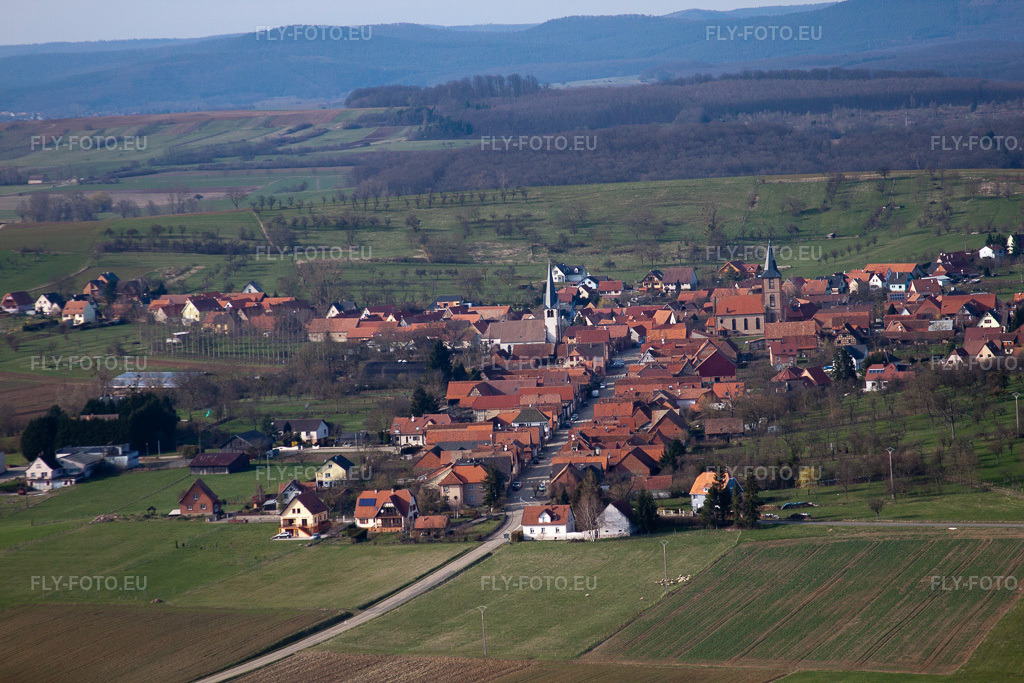 Vue aérienne: Vue de la ville à Issenhausen dans le département Bas Rhin, France. Photo: IMG_38600.jpg prise le 20/03/2011 par Werner Riehm/FLY-FOTO.eu – Résolution de l'original: 4752 x 3168 px
