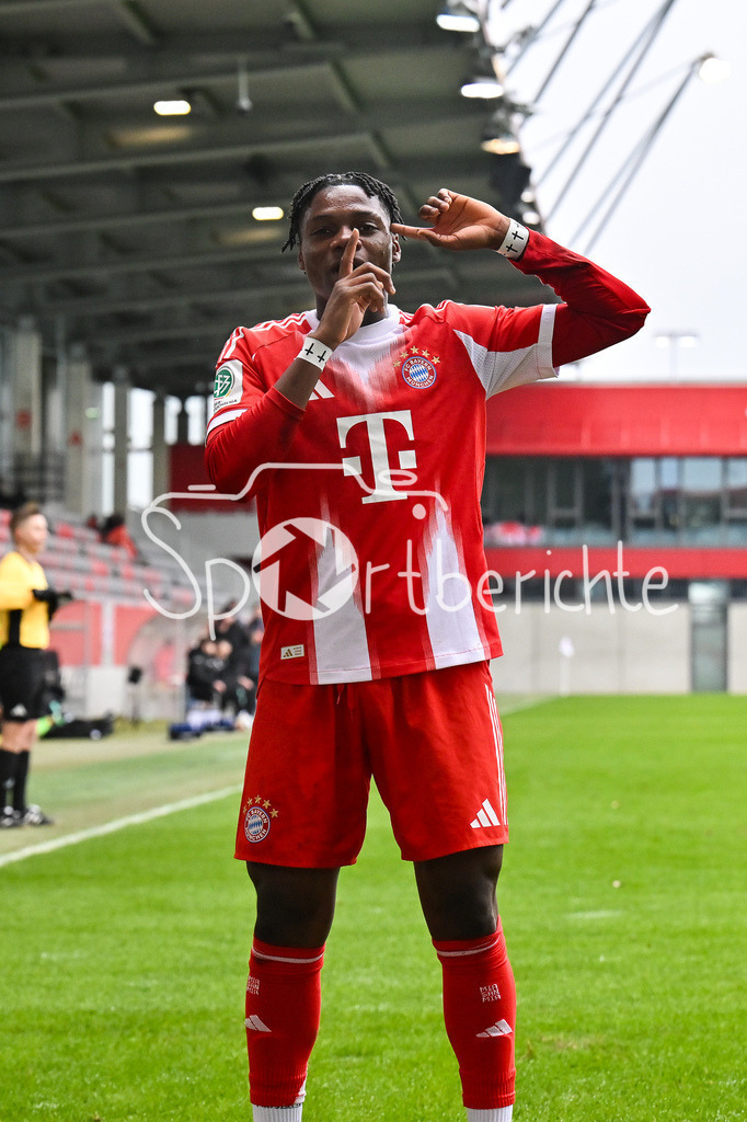 FC Bayern München - Hannover 96 | MUNICH, GERMANY - 15. FEBRUARY: Jubel der Bayern nach dem Treffer zum 3-1 durch Uzorchukwu EGWUATU (FC Bayern München U19 13) / Tor / Torschuetze / Freude / Happy während dem Spiel zwischen der U19 des FC Bayern München und der U19 von Hannover 96 am 2. Spieltag der Hauptrunde der U19-DFB-Nachwuchsliga am FC Bayern Campus