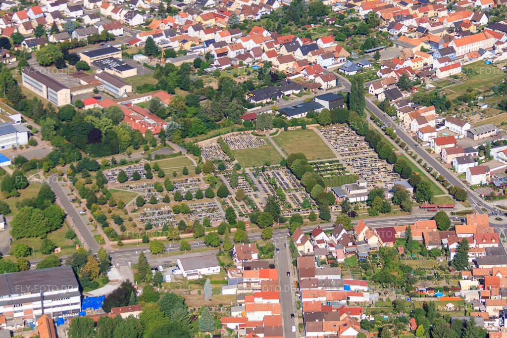 Luftbild: Rülzheimer Friedhof in Rülzheim im Bundesland Rheinland-Pfalz in Deutschland. – Foto: IMG_52323.jpg vom 19.08.2012 durch Werner Riehm/FLY-FOTO.de – Auflösung des Originals: 4752 x 3168 px