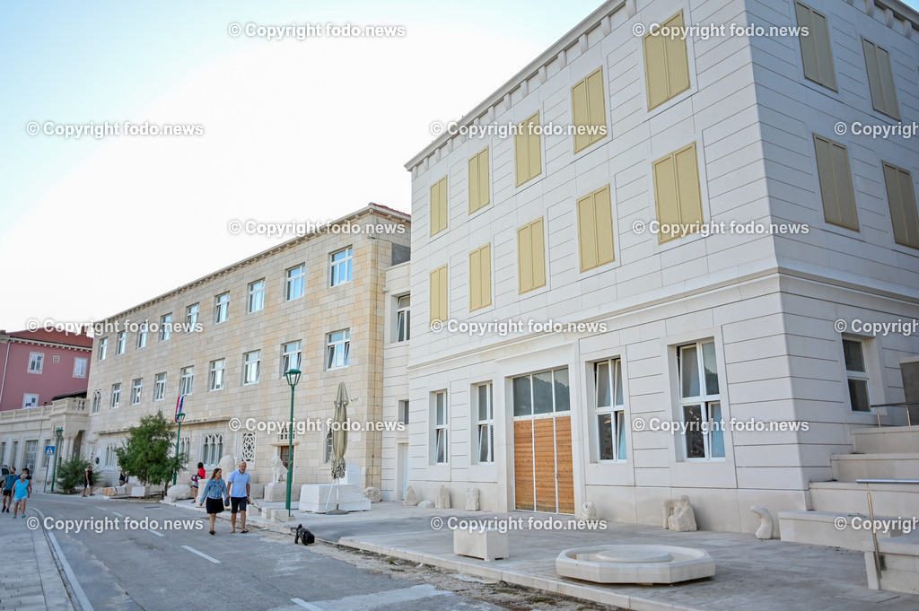 Kroatien_ Pucisca_ Brac_ 06.08.2023-20 | 06.08.2023, Kroatien, HRV, Brač, Insel in Dalmatien, Pucisca im Bild Steinmetzbetrieb,Steinmetzschule, Klesarska Skola



Pučišća ist eine Gemeinde und ein Ort auf der Insel Brač in der Gespanschaft Split-Dalmatien in Kroatien. Der Ort ist vor allem für seinen weißen Kalkstein aus den lokalen Steinbrüchen und für seine Steinmetzkunst bekannt. 