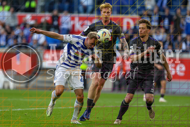 07.04.2026, GER, Fussball, Herren, 3. Liga, Saison 2025/2026, MSV Duisburg - VfL Osnabrück | Florian Krüger (MSV Duisburg), Bjarke Jacobsen (Osnabrück) und Jannik Müller (Osnabrück) im Kampf um den Ball 