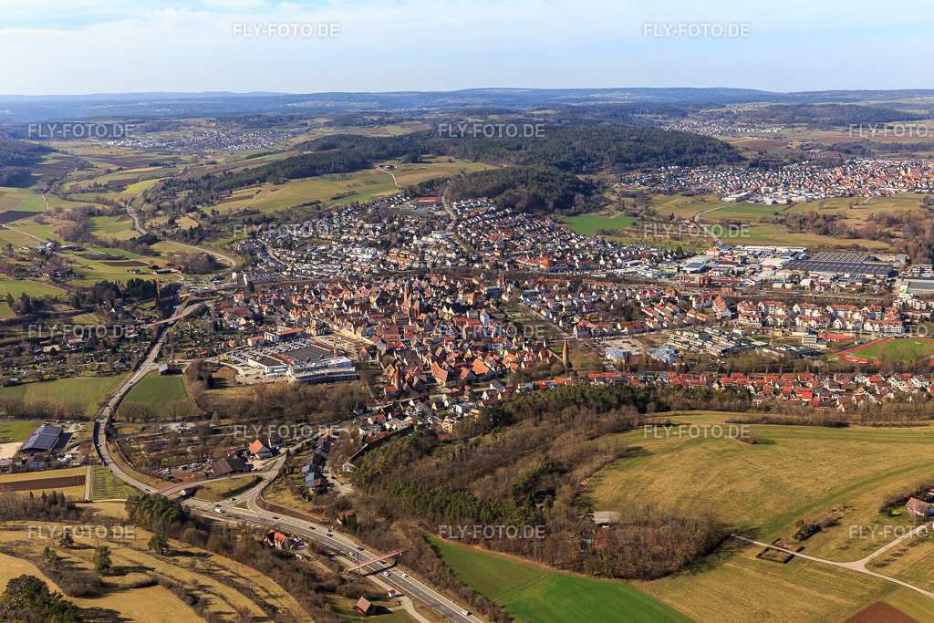 Stadtübersicht aus Osten mit Altstadt, Seilerturm an der Stadtmauer und kath. Kirch St. Peter & Paul | Luftbild: Stadtübersicht aus Osten mit Altstadt, Seilerturm an der Stadtmauer und kath. Kirch St. Peter & Paul in Weil der Stadt im Bundesland Baden-Württemberg in Deutschland. Foto: IMG_124862.jpg vom 20.02.2021 durch Werner Riehm/FLY-FOTO.de - Realisiert mit Pictrs.com