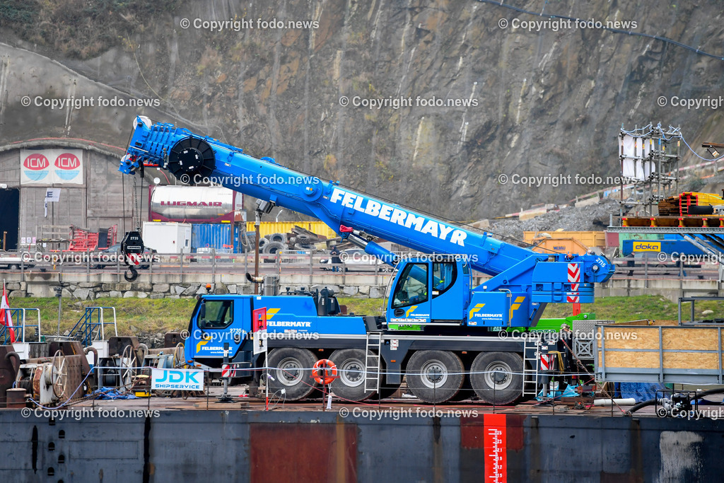 Westring A26_ erster Brueckenteil Westringbruecke_ 01.12.2022-6 | 01.12.2022, Westring A26, AUT, Westring A26, erster Brueckenteil Westringbruecke, im Bild Transportschiff mit Brueckenteil auf der Donau, Schwerlastkran