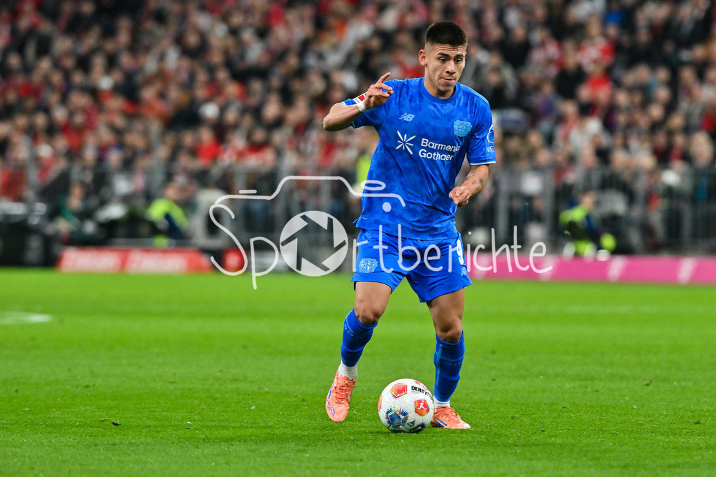FC Bayern München - Bayer 04 Leverkusen | MÜNCHEN, DEUTSCHLAND - 1. NOVEMBER: am Ball Claudio ECHEVERRI (Bayer Leverkusen 9) / Einzelfoto / Freisteller während dem Bundesligamatch zwischen dem FC Bayern München und Bayer 04 Leverkusen am 9. Spieltag in der Allianz Arena am 1. November 2025 in München, Germany / DFL REGULATIONS PROHIBIT ANY USE OF PHOTOGRAPHS AS IMAGE SEQUENCES AND/OR QUASI-VIDEO