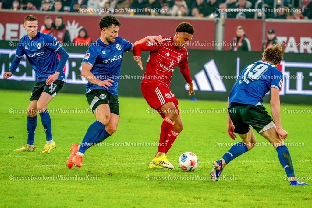 xKKUx16012601032 | 16.01.2026, xkkux, Fußball, Fortuna Düsseldorf - Arminia Bielefeld, 2. Fußball Bundesliga, Merkur Spiel-Arena, Saison 2025 2026: Sima Suso (Fortuna Düsseldorf #46) im Zweikampf gegen  Maximilian Großer (Arminia Bielefeld #19) Maximilian Bauer (Arminia Bielefeld #05)  Arne Sicker (Arminia Bielefeld #17)  DFB regulations prohibit any use of photographs as image sequences and or quasi-video.