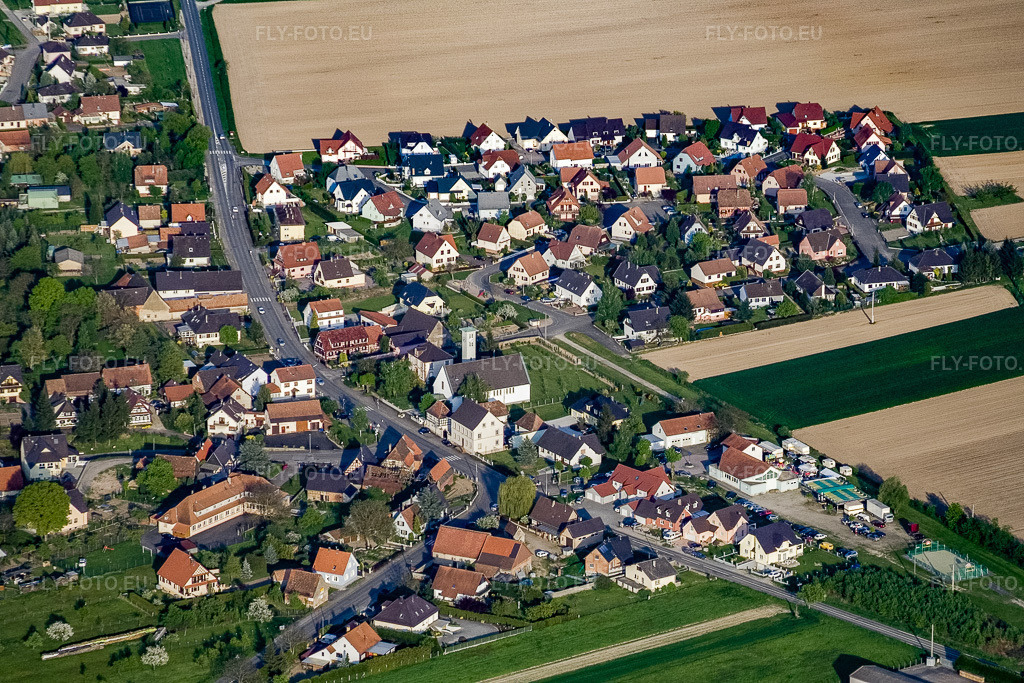 Vue aérienne: Route du 19 Mars et Presbytère Catholique à Scheibenhard dans le département Bas Rhin, France.Photo: IMG_10603.jpg prise le 04/05/2008 par Werner Riehm/FLY-FOTO.euRésolution de l'original: 3237 x 2158 px