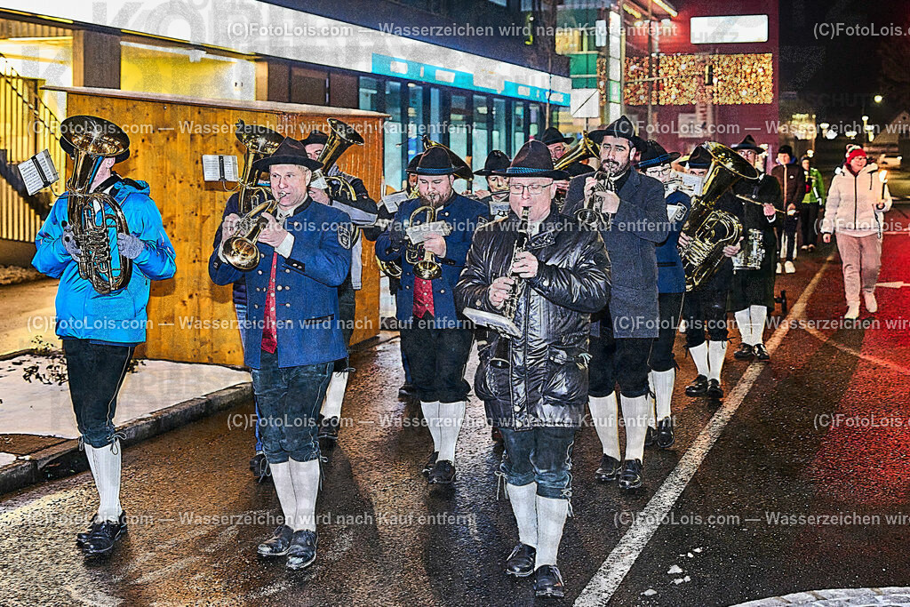 ALP9409_Wieselburger ADVENT_Wintersonnenwendfeier | (C)FotoLois.com, Alois Spandl, Wieselburger Advent, Wintersonnenwendfeier mit Umzug durch die Stadt, Sonnenwendfeuer und Perchtenlauf mit Show im Schlosspark, Mitwirkung der Partnergemeinde EINBECK, Sa 17. Dezmber 2022.