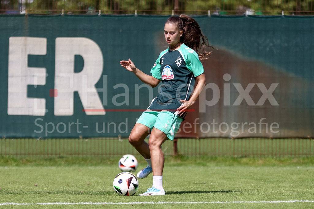 Fussball, Google Pixel Frauen-Bundesliga, Training SV Werder Bremen | Tuana Mahmoud (SV Werder Bremen, 10) bei einer Trainingsübung