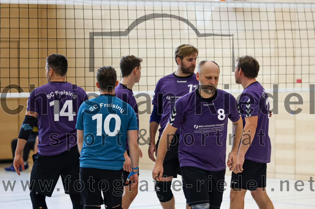 2022-11-12_066_TuS_Oberding_gegen_SC_Freising_II | Oberding, Deutschland, 12.11.2022:
Volleyball, Bezirksliga Ost 2022 / 2023, 7. Spieltag, TuS Oberding gegen MTV Pfaffenhofen II, Endergebnis: 3:2

Alexander Burkard (SC Freising, #14), Daniel Kindermann (SC Freising, #10), Wolfgang Zeitlhöfler (SC Freising, #11), Dejan Jankovic (SC Freising, #8), Tobias Hofmann (SC Freising, #12)

Foto: Christian Riedel / fotografie-riedel.net