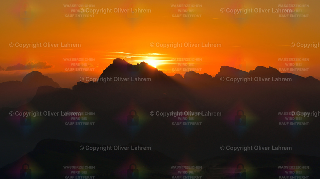 Sonnenaufgang Panorama | Ein Panoramabild vom Sonnenaufgang hinter den Geislerspitzen in den Südtiroler Dolomiten