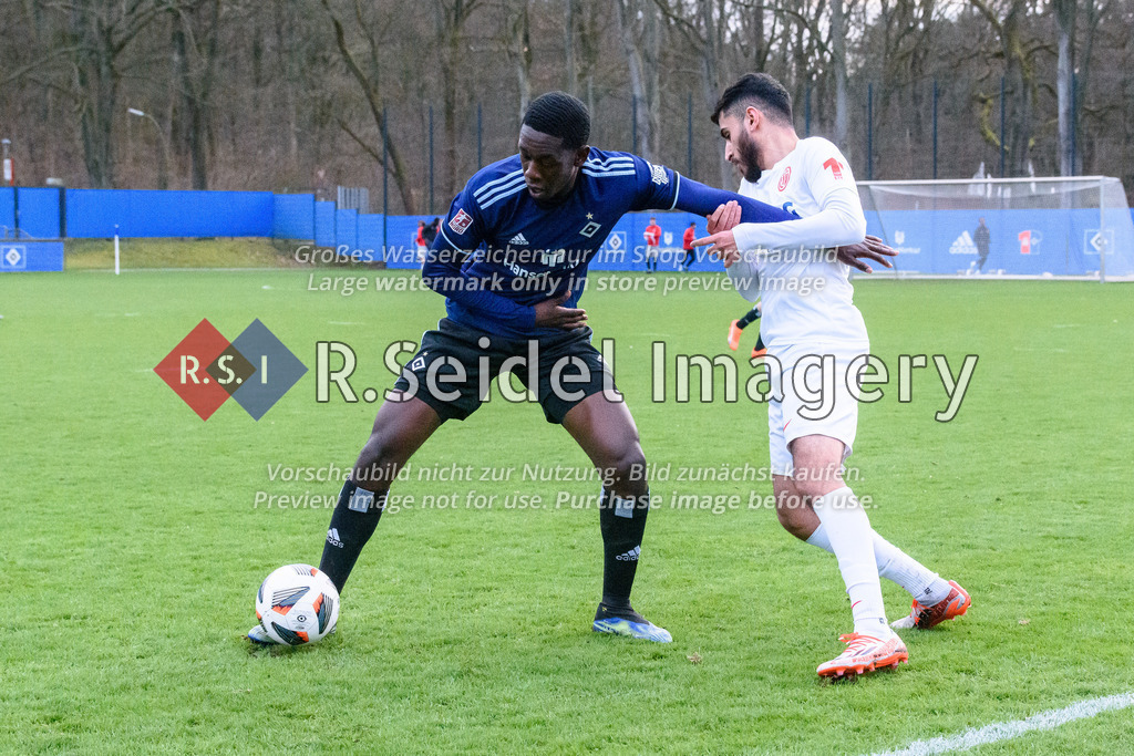 Fußball, Saison 2022/23, Freundschaftsspiel, Hamburger SV II (U21) - Eimsbütteler TV, Trainingsplatz am Volksparkstadion (Hamburg), 28.03.2023 | Elijah Akwasi Krahn (#13, HSV II), Hammed Umer Nawaz (#11, ETV)