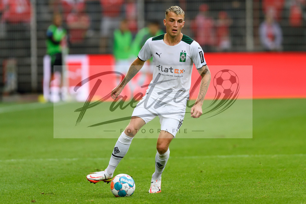 FCUBMG20210829_246 | Fussball, Herren: Jordan Beyer (Borussia Moenchengladbach) in Aktion, am Ball, Einzelaktion beim Spiel der 1. Bundesliga zwischen 1. FC Union Berlin und Borussia Moenchengladbach im Stadion An der Alten Foersterei am 29.08.2021 in Berlin, Deutschland. - Realisiert mit Pictrs.com