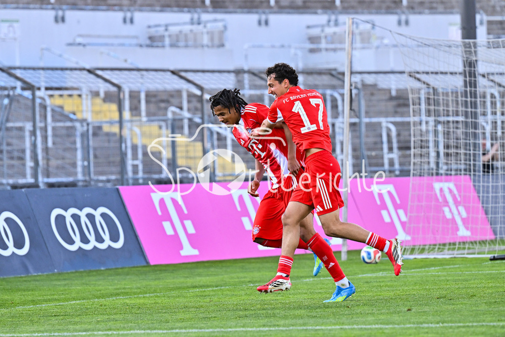 FC Bayern Amateure - SpVgg Ansbach | MUNICH, GERMANY - 17. APRIL: Jubel der Bayern nach dem Treffer zum 1-0 durch Julien YANDA (FC Bayern München II 16) / Tor / Torschuetze / Freude / Happy / während dem Match zwischen den Amateuren des FC Bayern München und der SpVgg Ansbach am 29. Spieltag der Regionalliga Bayern im Grünwalder Stadion