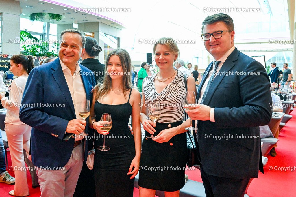 Charity Kochen_ Lentia City_ 07.07.2023-14 | 07.07.2023, Linz, AUT, Charity Kochen, Lentia City, im Bild Dietmar Kerschbaum (Kuenstlerischer Vorstandsdirektor LIVA, Brucknerhaus-Intendant) mit Tochter Sofie Marie, Alexandra Halouska (Chefredaktion Kronenzeitung Ooe), Michael Stoettinger 