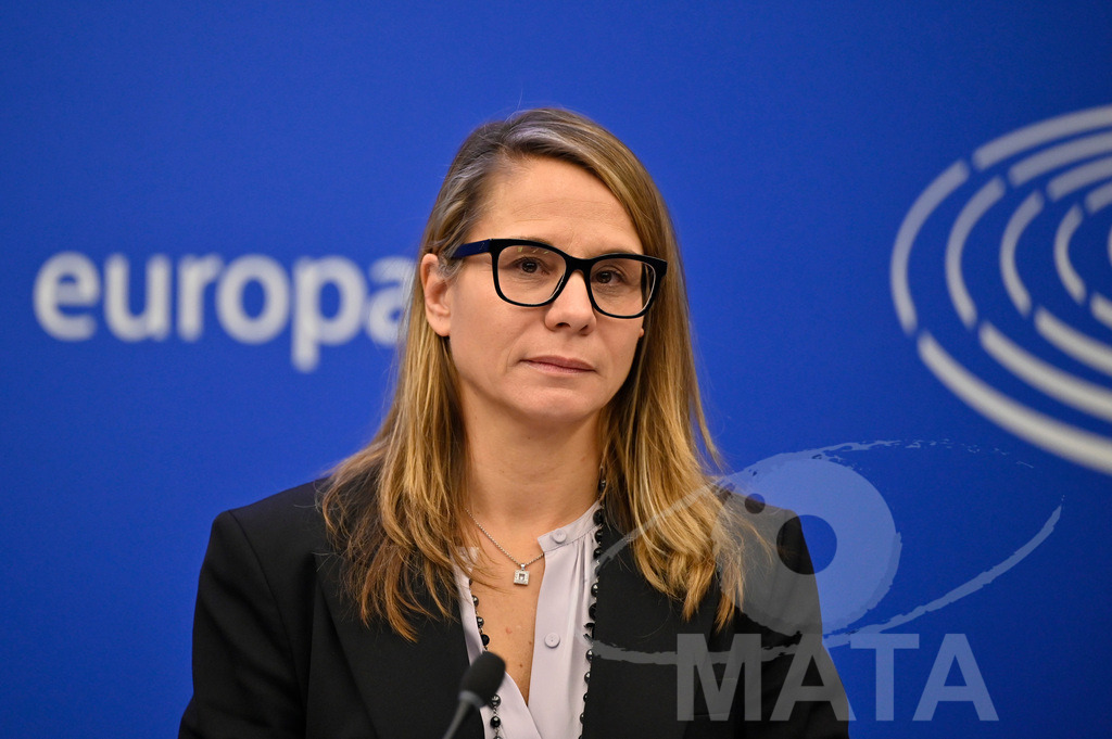 _DWI0092 | Politikerin Virginie Joron bei einer Pressekonferenz zum Thema 'Alarmierende Statistiken zu den Folgen des COVID-Lockdowns' im Europäischen Parlament. Straßburg, 18.01.2023 - Realisiert mit Pictrs.com