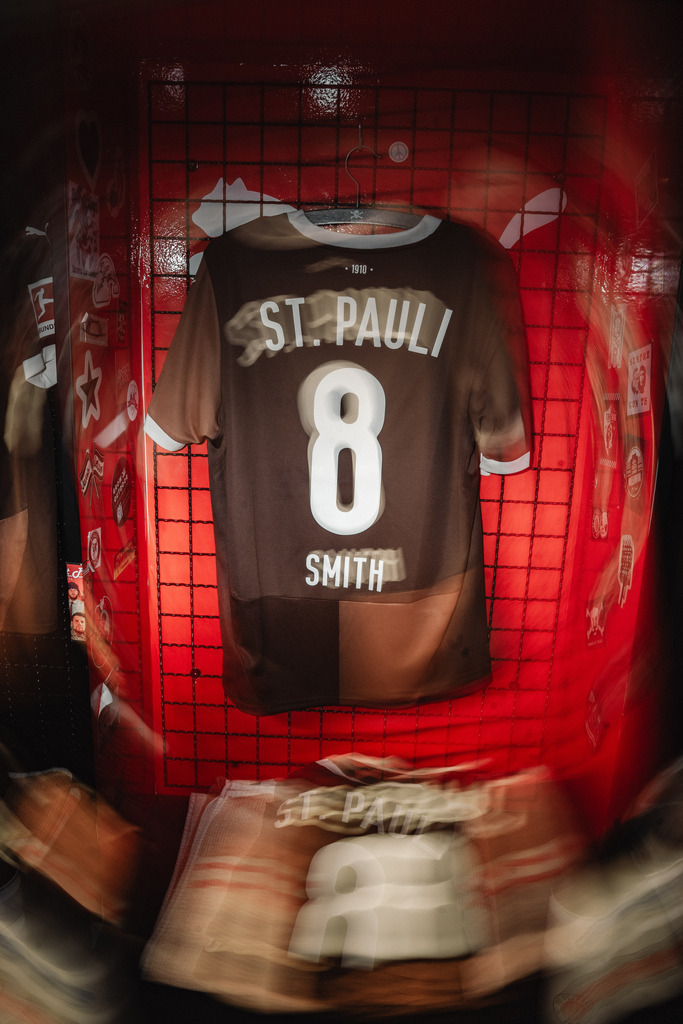 FCP07213 | Der offizielle Shop für FC St. Pauli Fotos. Wähle aus Spielszenen & Fanmomenten dein FCSP Wunschformat. Wir liefern Millerntor-Atmosphäre.