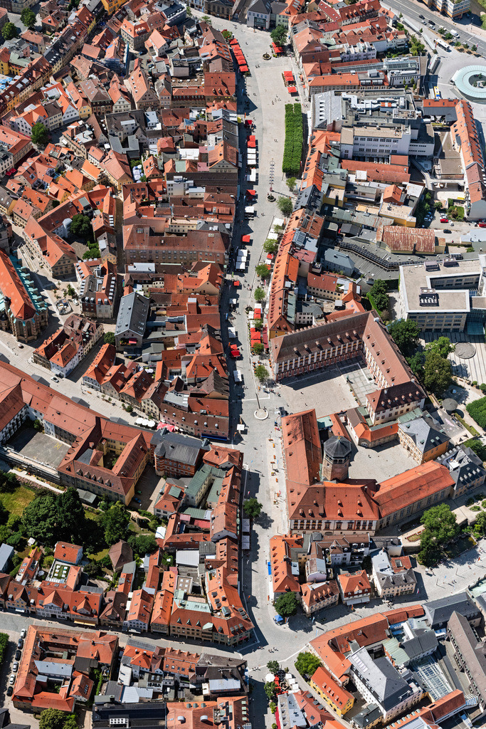 dr__0203973.jpg | BAYREUTH 08.07.2023 Verlauf der Straßenführung an der Maximilianstraße in ihrem Zentralen Abschnitt auch Markt genannt in Bayreuth im Bundesland Bayern, Deutschland. // Street - road guidance on street Maximilianstrasse in Bayreuth in the state Bavaria, Germany. Foto: Daniel Reiter