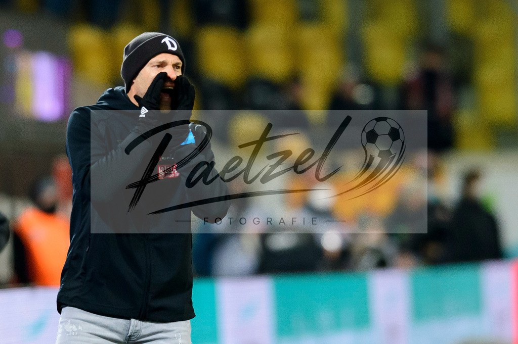 SGDHSV20220114_048 | Fussball, Herren: Trainer Alexander Schmidt (SG Dynamo Dresden) schreit bei dem Spiel der 2. Bundesliga zwischen SG Dynamo Dresden und Hamburger SV im Rudolf-Harbig-Stadion am 14.01.2022 in Dresden, Deutschland.DFB / DFL REGULATIONS PROHIBIT ANY USE OF PHOTOGRAPHS AS IMAGE SEQUENCES AND/OR QUASI-VIDEO. - Realisiert mit Pictrs.com