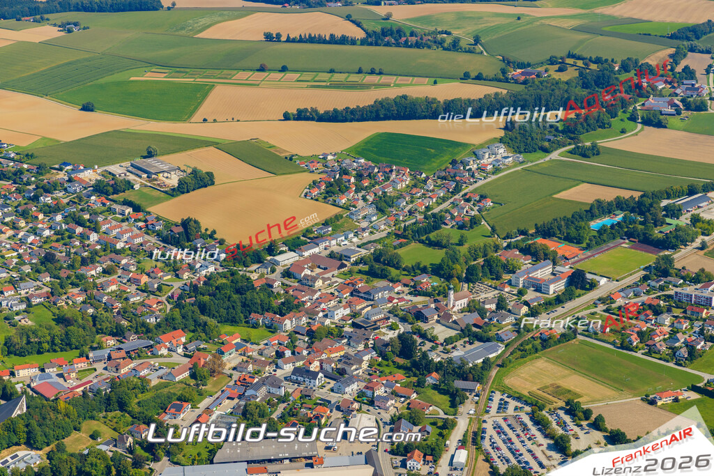 Luftaufnahme der Stadt Ruhstorf an der Rott - Die Luftaufnahme wurde 2025 vom UL-Flugzeug heraus erstellt ( keine Drohne ) - Hochauflösende Luftaufnahme - für professionelle Ausdrucke geeignet. Die Geschenkidee !Mit Lizenz und Bildrechte bestellbar