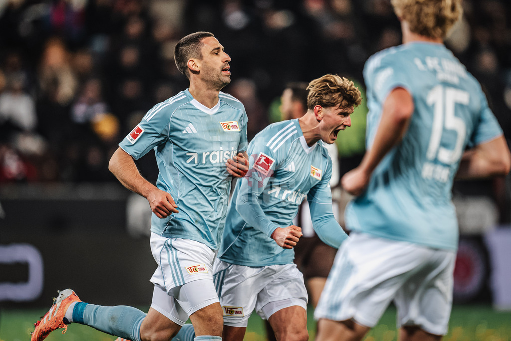 Fußball | Männer | Saison 2025/2026  | Fußball-Bundesliga | 11. Spieltag | FC St. Pauli vs. 1. FC Union Berlin | 23.11.2025 | Torjubel v.l. Rani Khedira (#8, 1. FC Union Berlin), Aljoscha Kemlein (#6, 1. FC Union Berlin) und Tom Rothe (#15, 1. FC Union Berlin)