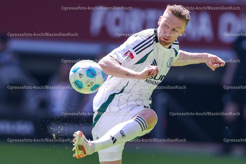 F9510052502194 | 10.05.2025, Fußball, Fortuna Düsseldorf - FC Schalke 04, 2. Fußball Bundesliga, Merkur Spiel-Arena, Saison 2024 2025: Tobias Mohr (FC Schalke 04) DFB regulations prohibit any use of photographs as image sequences and or quasi-video.