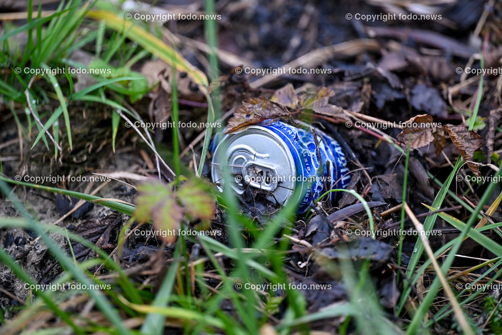 Muell_ Mist_ 11.12.2024-1 | 11.12.2024, Linz, AUT, Muell, Mist, im Bild Unachtsam weggeworfener Muell im Wald, Augebiet, Dosen, Blech, Abfall, Gift, Straeucher, Gebuesch, Weg, Pfand, Dosenpfand
