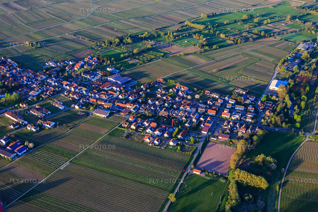 Luftbild: Marktstr in Kirrweiler im Bundesland Rheinland-Pfalz in Deutschland. Foto: IMG_077488.jpg vom 21.04.2015 durch Werner Riehm/FLY-FOTO.de