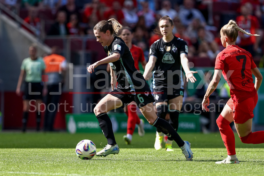 Fussball, DFB-Pokal Finale Frauen, FC Bayern München - SV Werder Bremen | Reena Wichmann (SV Werder Bremen, 6) am Ball, Einzelbild, Ganzkörper, Aktion, Action, Spielszene, DIE DFB-RICHTLINIEN UNTERSAGEN JEGLICHE NUTZUNG VON FOTOS ALS SEQUENZBILDER UND/ODER VIDEOÄHNLICHE FOTOSTRECKEN. DFB REGULATIONS PROHIBIT ANY USE OF PHOTOGRAPHS AS IMAGE SEQUENCES AND/OR QUASI-VIDEO.