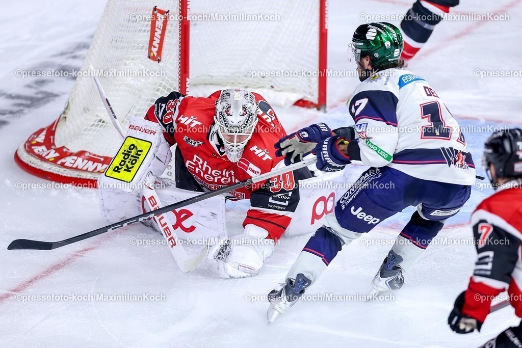 KEC15042601120 | 15.04.2026, Eishockey, DEL Halbfinale Play-Offs, Kölner Haie - Eisbären Berlin, Spiel 4, Lanxess-Arena Köln: Goalie Janne Juvonen (Kölner Haie #30) verteidigt das Tor gegen Jean-Sebastien Dea (Eisbären Berlin #17) 