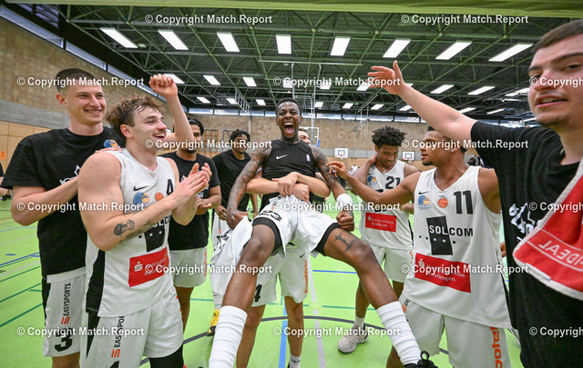 Basketball 1. Regionalliga Südwest, Saison 2025/2026 - Play-Off-Finale, 3. Entscheidungsspiel: TSG Solcom Ravens Reutlingen - IO College Wizards | Basketball 1. Regionalliga Südwest, Saison 2025/2026 - Play-Off-Finale, 3. Entscheidungsspiel: TSG Solcom Ravens Reutlingen - IO College Wizards, 26.04.2026 - Jubel nach Schlusspfiff - Mitte John Saigge (TSG Ravens Reutlingen)Foto: Axel Grundler