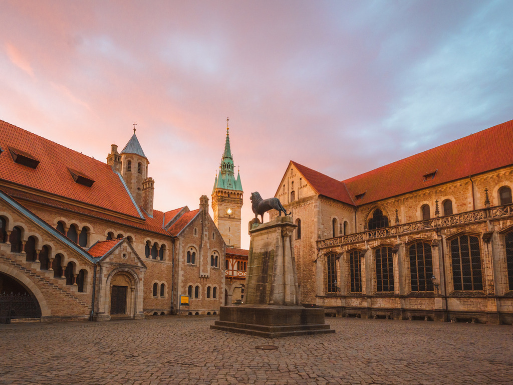 Burgplatz | Entdecke exklusive Fotokunst aus Braunschweig: Bildband, Leinwände, Postkarten, Kalender, digitale Downloads & Bildlizenzen. Jetzt im offiziellen Beautiful Braunschweig Shop! - Realisiert mit Pictrs.com