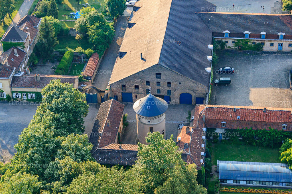 Aerial view: Château de La Grange in Manom in the state Moselle, France. – Photo: IMG_29519.jpg taken on 06/26/2010 by Werner Riehm/FLY-FOTO.com – Resolution of the original: 4690 x 3126 px – WWW.CHATEAUDELAGRANGE.COM