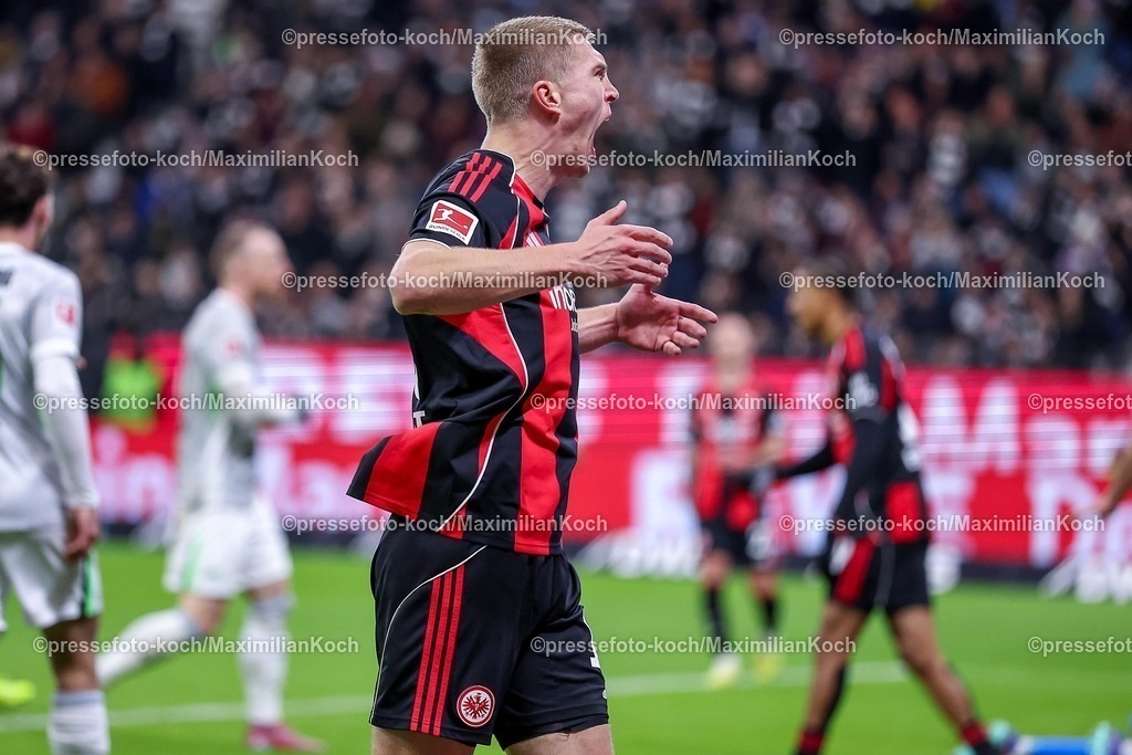 SGE30112501086 | 30.11.2025, Fußball, Eintracht Frankfurt - VfL Wolfsburg, 1. Fußball Bundesliga, 12. Spieltag, Deutsche-Bank-Park (Frankfurt am Main), Saison 2025 2026: Rasmus Kristensen&nbsp;(Eintracht Frankfurt #13) wild schreiend gestikulierend nach dem verschossenen Torschuss gestik  DFB Regulations prohibit any use of photographs as image sequences and or quasi-video.