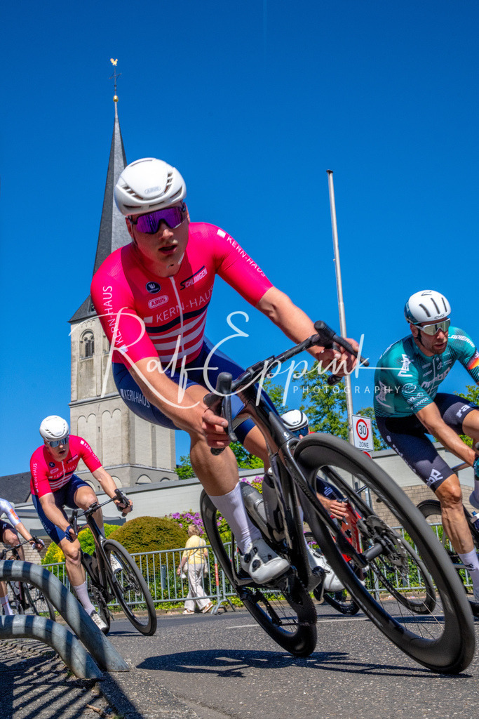 Spurt in den Mai 2026 - Großer Preis der Sparkasse Neuss | Annual one-day road cycling race "Großer Preis der Sparkasse Neuss" held in Büttgen, Germany, organized by VfR Büttgen 1912 e.V. The event features multiple races across all age categories from U11 youth to Elite men. - Realisiert mit Pictrs.com
