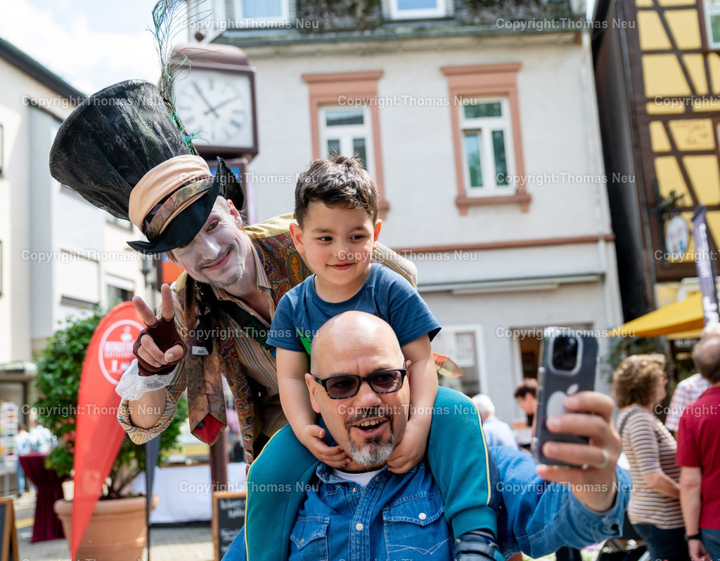 DSC_1207 | bbe, 6.5.2023, Kunstmeile und verkaufsoffener Sonntag, Bensheim, Innenstadt, Stelzenläufer unterwegs, ,, Bild: Thomas Neu