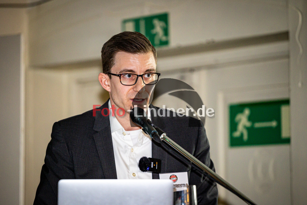 Konzeptvorstellung der IG Eishalle | Infoabend Eishalle Peißenberg, Konzeptvorstellung der IG Eishalle, 20250206,Magnus Berchtold erklärt das Finanukonzept,2025-02-06 in Peißenberg (Gasthof Zur Post)Magnus BerchtoldCopyright: WolfgangxLindner foto-lindner.de