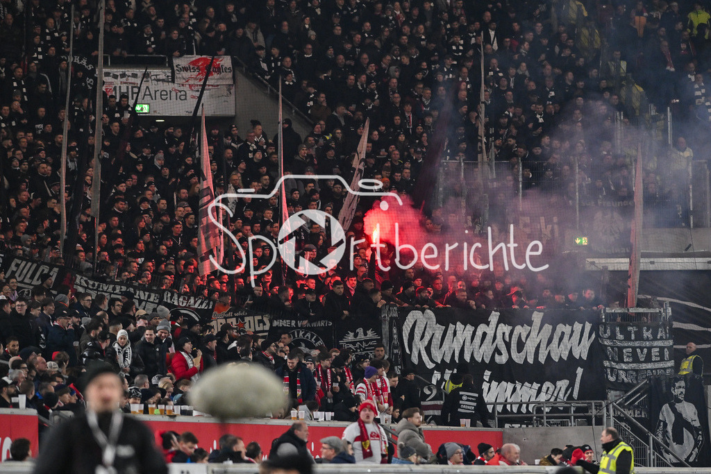 VfB Stuttgart - SG Eintracht Frankfurt | STUTTGART, GERMANY - 13. JANUARY: Die Fans der Gäste zünden Pyrotechnik / Pyro / Fackel / Symbolbild während dem Bundesligamatch zwischen dem VfB Stuttgart und der SG Eintracht Frankfurt am 17. Spieltag in der MHP-Arena / DFL REGULATIONS PROHIBIT ANY USE OF PHOTOGRAPHS AS IMAGE SEQUENCES AND/OR QUASI-VIDEO