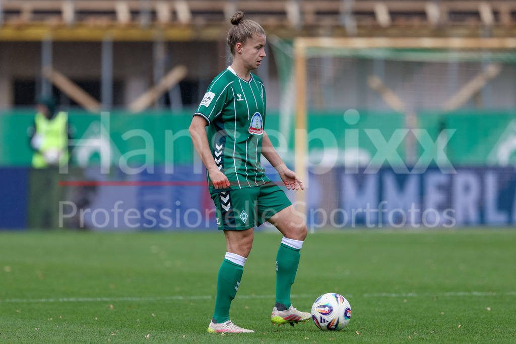 Fussball, Google Pixel Frauen-Bundesliga, SV Werder Bremen - TSG 1899 Hoffenheim | Michelle Ulbrich (SV Werder Bremen, 5) am Ball, Freisteller, Einzelbild, Ganzkörper, Aktion, Action, Spielszene, DIE DFB-RICHTLINIEN UNTERSAGEN JEGLICHE NUTZUNG VON FOTOS ALS SEQUENZBILDER UND/ODER VIDEOÄHNLICHE FOTOSTRECKEN. DFB REGULATIONS PROHIBIT ANY USE OF PHOTOGRAPHS AS IMAGE SEQUENCES AND/OR QUASI-VIDEO.