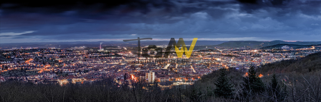 Stuttgarter Lichtermeer | Größere HDR Panorama-Aufnahme von Birkenkopf aus, über den Stuttgart Kessel hinweg in den frühen morgenstunden - Realisiert mit Pictrs.com