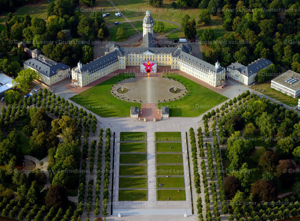 3292468 | Schloss Karlsruhe im barocken Baustil liegt im Zentrum der Fächerstadt Karlsruhe
