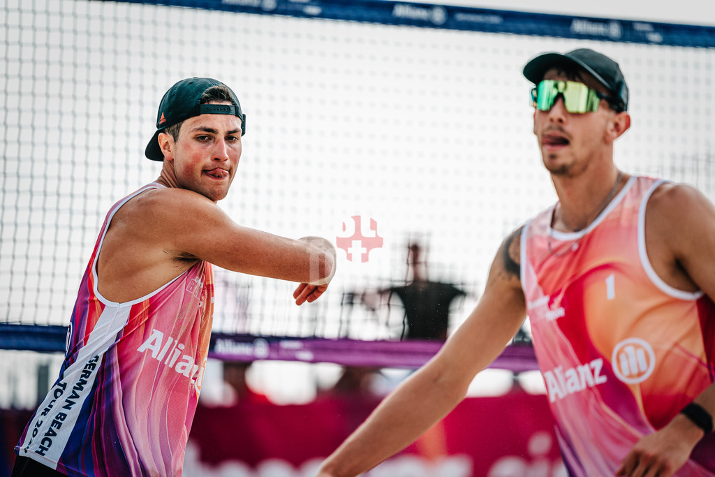 Beachvolleyball | Männer | German Beach Tour 2024 | Tourstop Düsseldorf | 10.05.2024 | Sven Winter (links) klatscht ein mit Partner Lukas Pfretzschner (rechts)