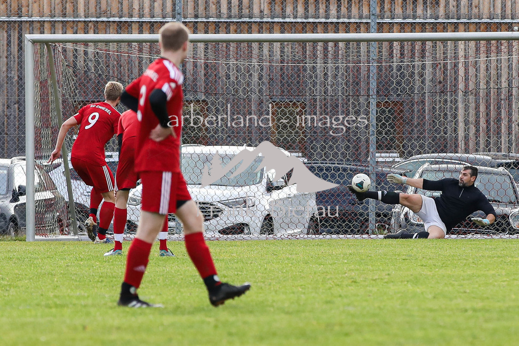 OE7A4505 | Matthias Niedermeier verschiesst den 11Meter, Ciprian Ovidiu Focsaneanu, hält den Ball mit der Fußspitze