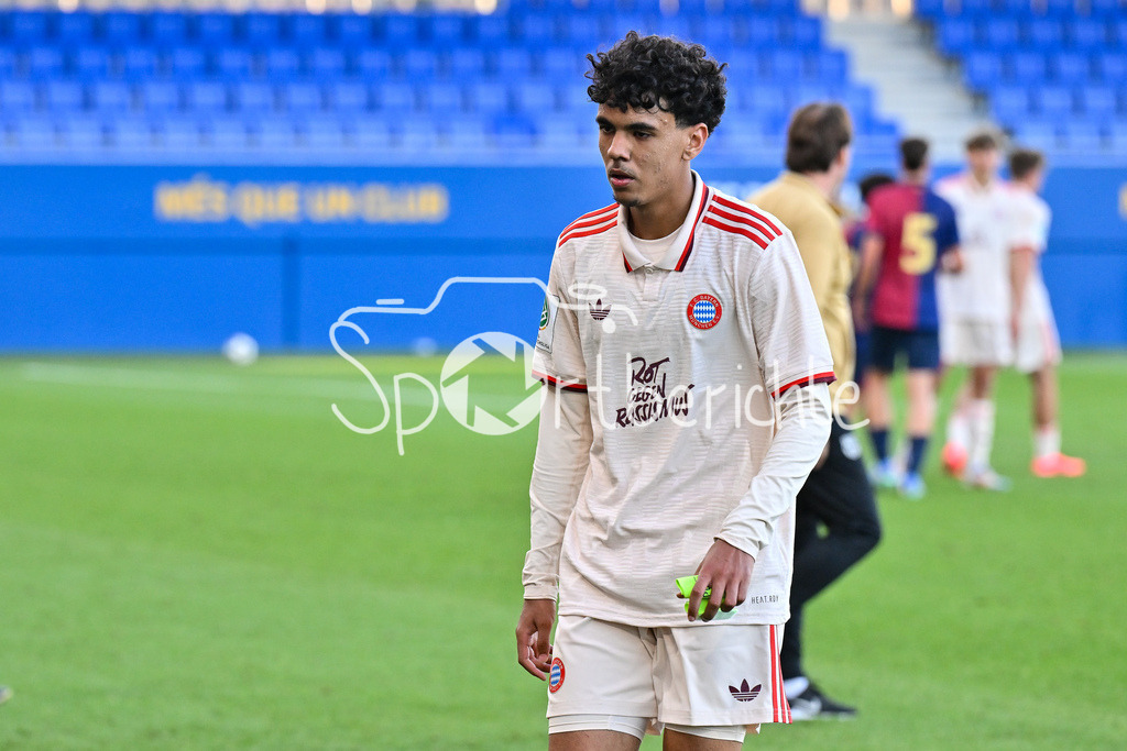 FC Barcelona U19 - FC Bayern München U19 | ein enttaeuschter Adam AZNOU (FCB #3) nach der Niederlage in Barcelona / Traurig / UEFA Youth League: FC Barcelona U19 - FC Bayern München U19, Estadi Johan Cruyff am am 23.10.2024 / Freisteller / Einzelfoto