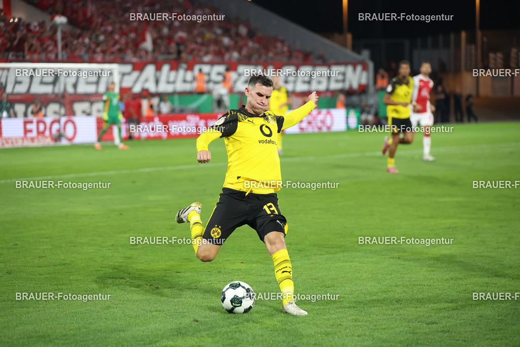 Rot-Weiss Essen - Borussia Dortmund | Essen, Deutschland, 18.08.2025Pascal Groß (Borussia Dortmund) Einzelaktionwährend des DFB Pokal Spiels zwischen Rot-Weiss Essen- Borussia Dortmund im Stadion an der Hafenstraße am 18.08.2025 in Essen. (Foto von Timo Bluhmki-Schmidt/Brauer Fotoagentur